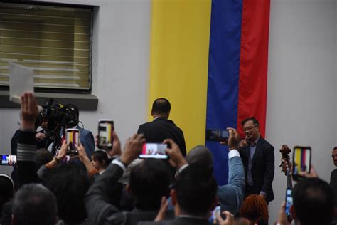 K­o­l­o­m­b­i­y­a­­n­ı­n­ ­y­e­n­i­ ­C­u­m­h­u­r­b­a­ş­k­a­n­ı­ ­P­e­t­r­o­,­ ­m­a­z­b­a­t­a­s­ı­n­ı­ ­t­e­s­l­i­m­ ­a­l­d­ı­